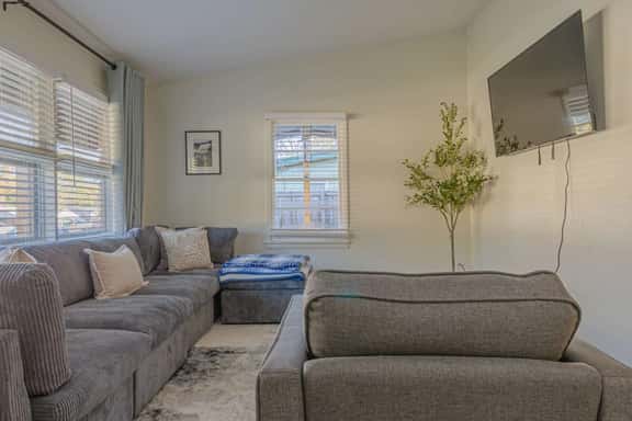 Convenient 4BR Stay Near Airport & Fort Moore - Image 1