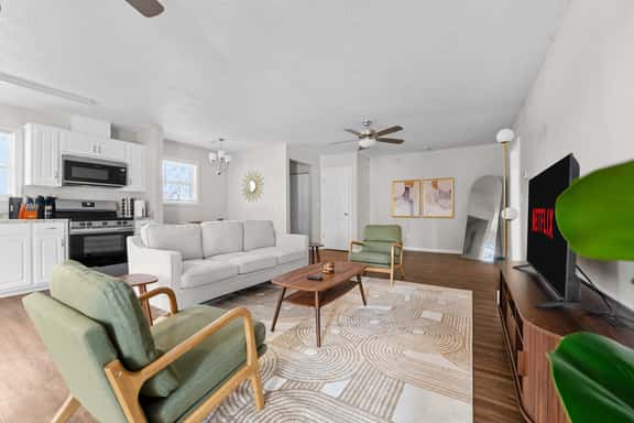 Modern 2BR Midtown Comfort Stay in Columbus - Image 1