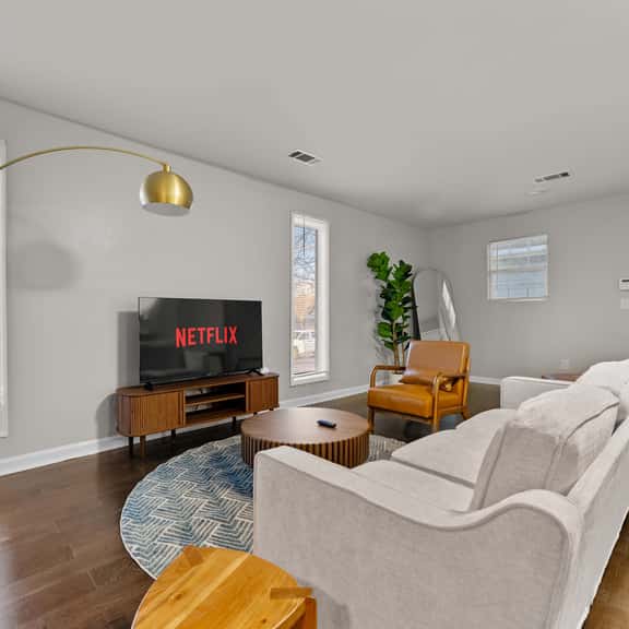 Midtown Bright 2BR Near Riverwalk w/ Parking - Image 1