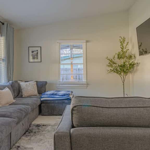 Convenient 4BR Stay Near Airport & Fort Moore - Image 1