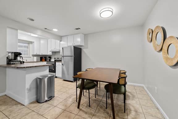 Midtown Bright 2BR Near Riverwalk w/ Parking