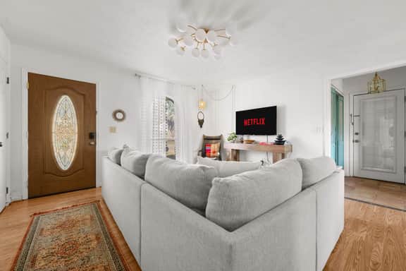  The Abuela House w/ pool Near Airport & Ft Moore