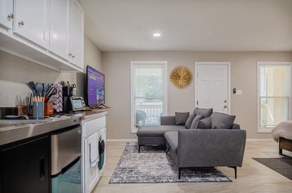 Relaxing Studio w/ Patio in Midtown Columbus